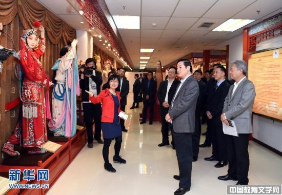 3月31日，中共中央政治局委员、中央书记处书记、中宣部部长刘奇葆在北京专题调研戏曲工作。这是刘奇葆在国家京剧院观看京剧服饰展。新华社记者张领摄